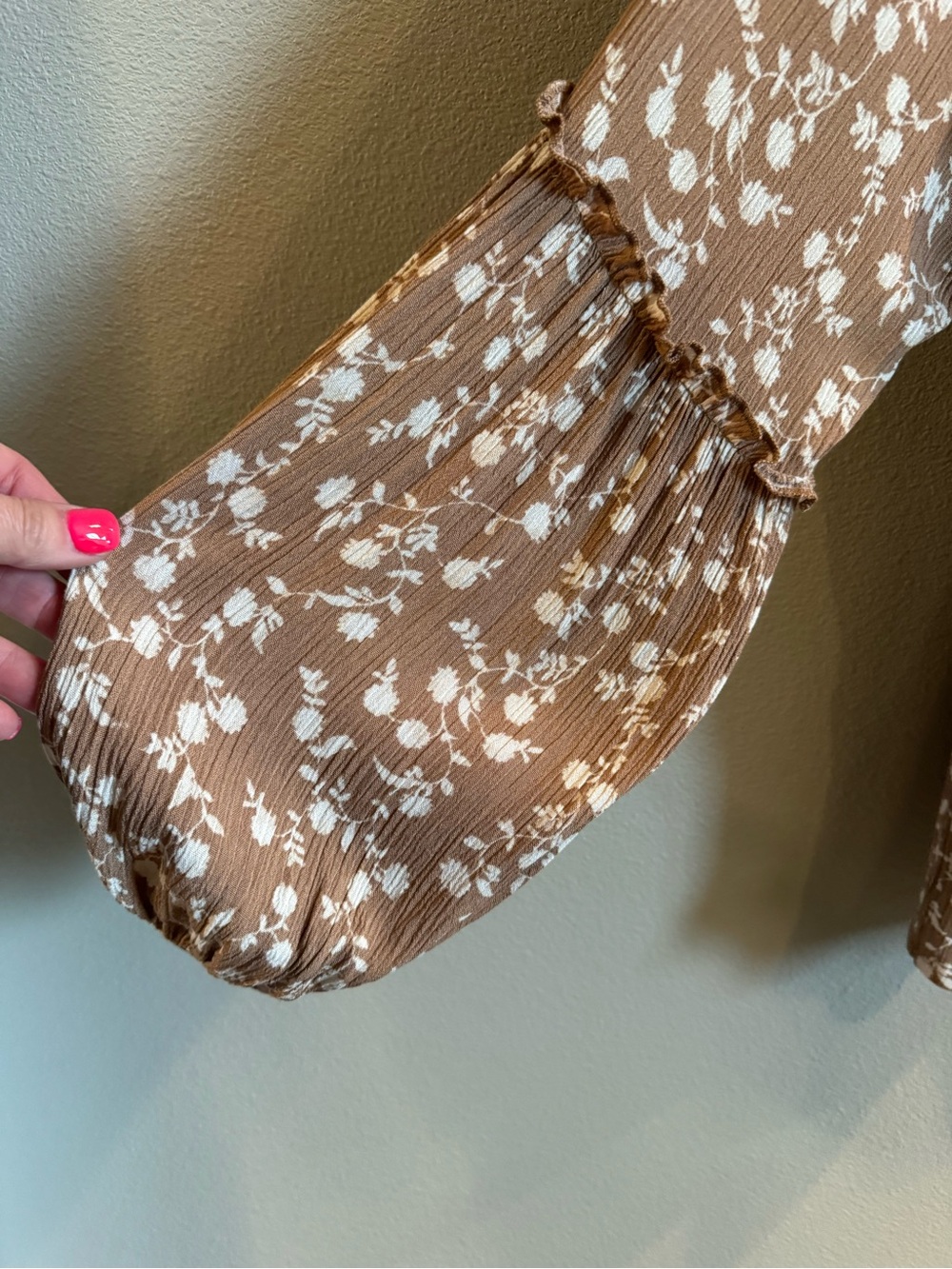 ⭐ 2/$20 Peach Love California Tan Floral Peasant Top - Picture 5 of 9